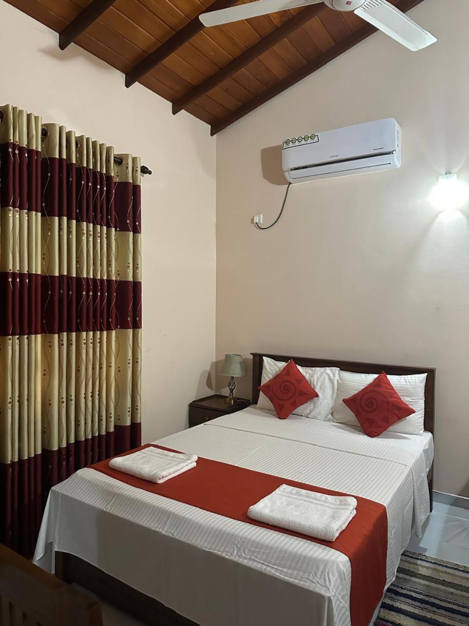 Lahiru Airport Villa Andiambalama Exterior foto