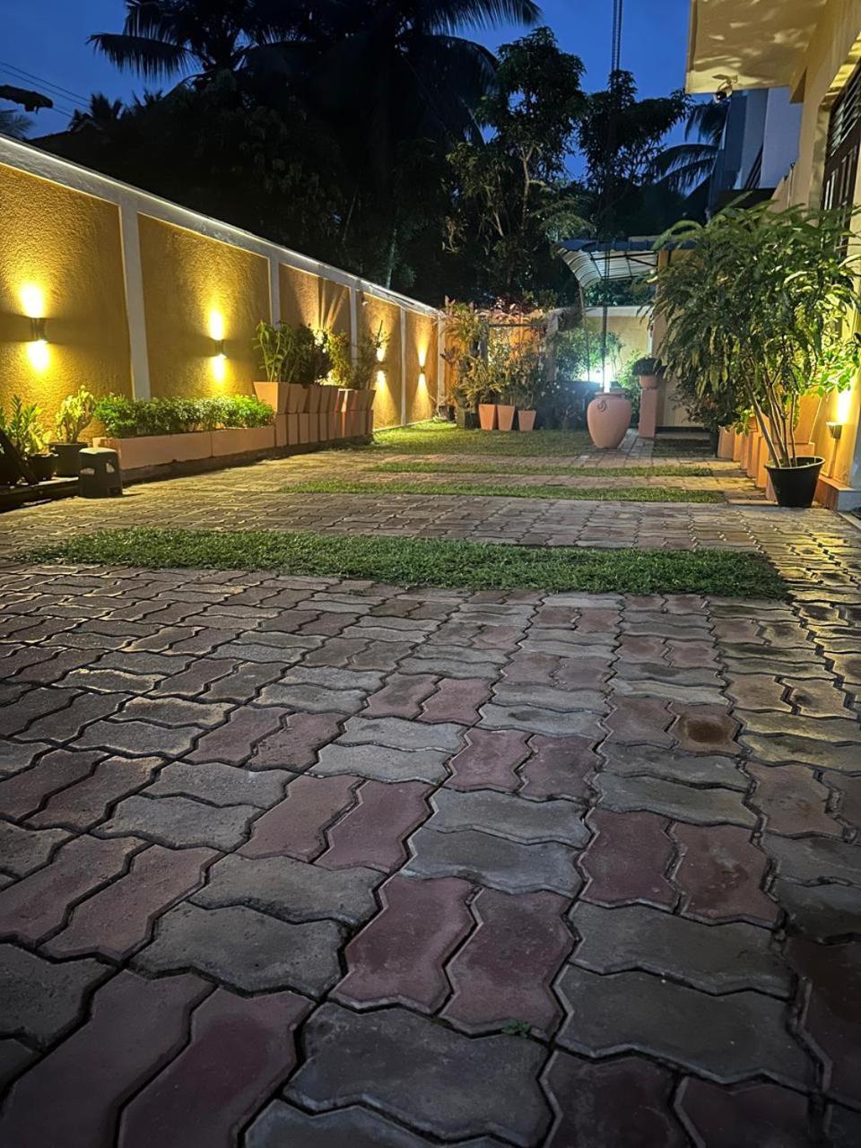Lahiru Airport Villa Andiambalama Exterior foto