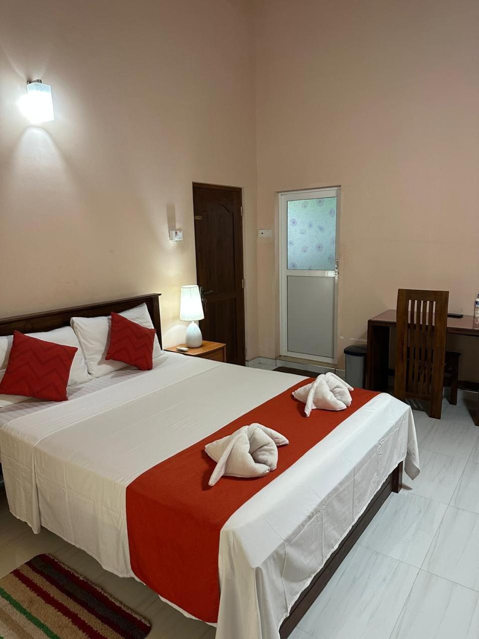 Lahiru Airport Villa Andiambalama Exterior foto