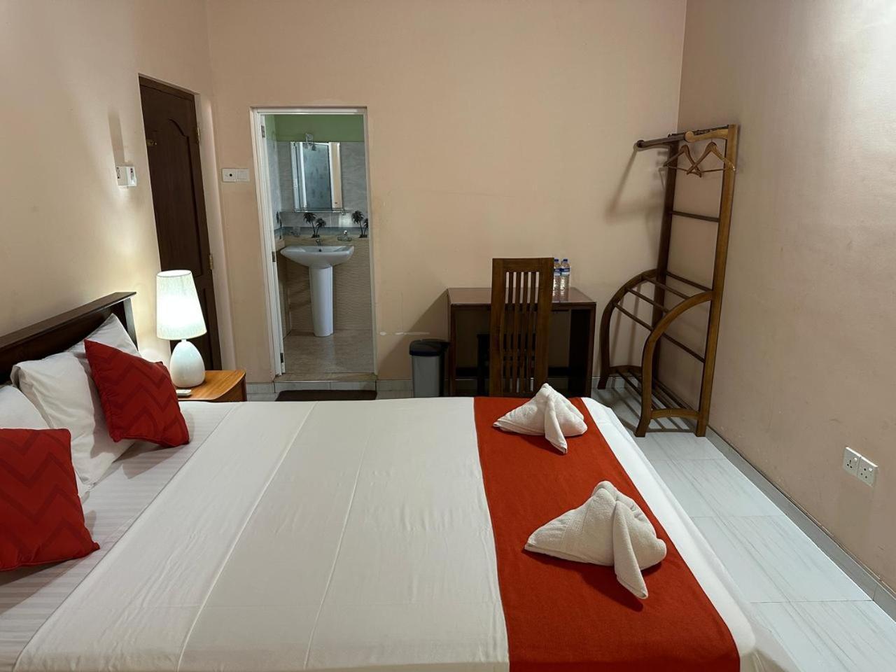 Lahiru Airport Villa Andiambalama Exterior foto